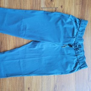 Lululemon size 6 on the fly rare blue 7/8